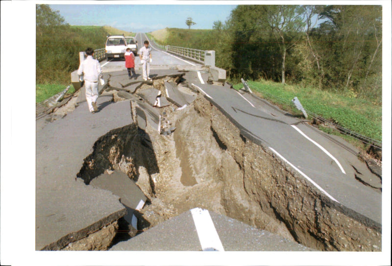 1994 THE QUAKE WITH MAGNITUDE HIT HOKKAI ITSUO INOUYE TITLE WRITER COUNTRY - Vintage Photograph