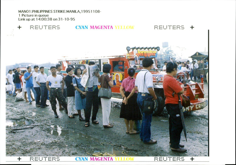 1995 THOUSANDS DRIVERS THE GARISHLY ERIK CASTRO WRITER COUNTRY POPULAR - Vintage Photograph