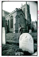 1991 HARRIET FRAZER HER STEP DAUGHTERS HEADSTONE SNAPE OLIVER RUTHER WRITER - Vintage Photograph