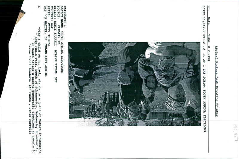 1995 VOTERS QUEUE VOTE SOUTH AFRICAS DENIS FARRELL TITLE WRITER COUNTRY - Vintage Photograph