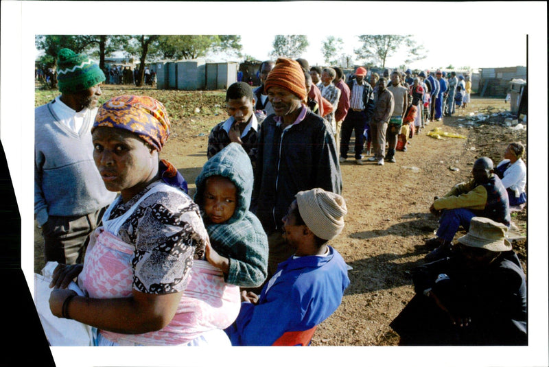1995 VOTERS QUEUE VOTE SOUTH AFRICAS DENIS FARRELL TITLE WRITER COUNTRY - Vintage Photograph