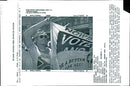 1995 VOTING DELAYED UNTIL NEXT YEA MIKE HUTCHIN WRITER COUNTRY NATIONAL - Vintage Photograph