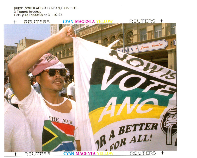 1995 VOTING DELAYED UNTIL NEXT YEA MIKE HUTCHIN WRITER COUNTRY NATIONAL - Vintage Photograph