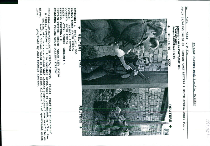 SOUTH AFRICANS VOTED THEIR FIRST ALL JUDA NGWENYA POLICE WRITER COUNTRY - Vintage Photograph