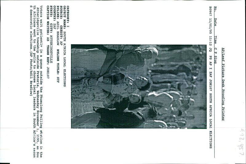 1995 SOUTH AFRICANS WENT THE POLLS CHOO ADIL BRADLOW TITLE WRITER COUNTRY - Vintage Photograph