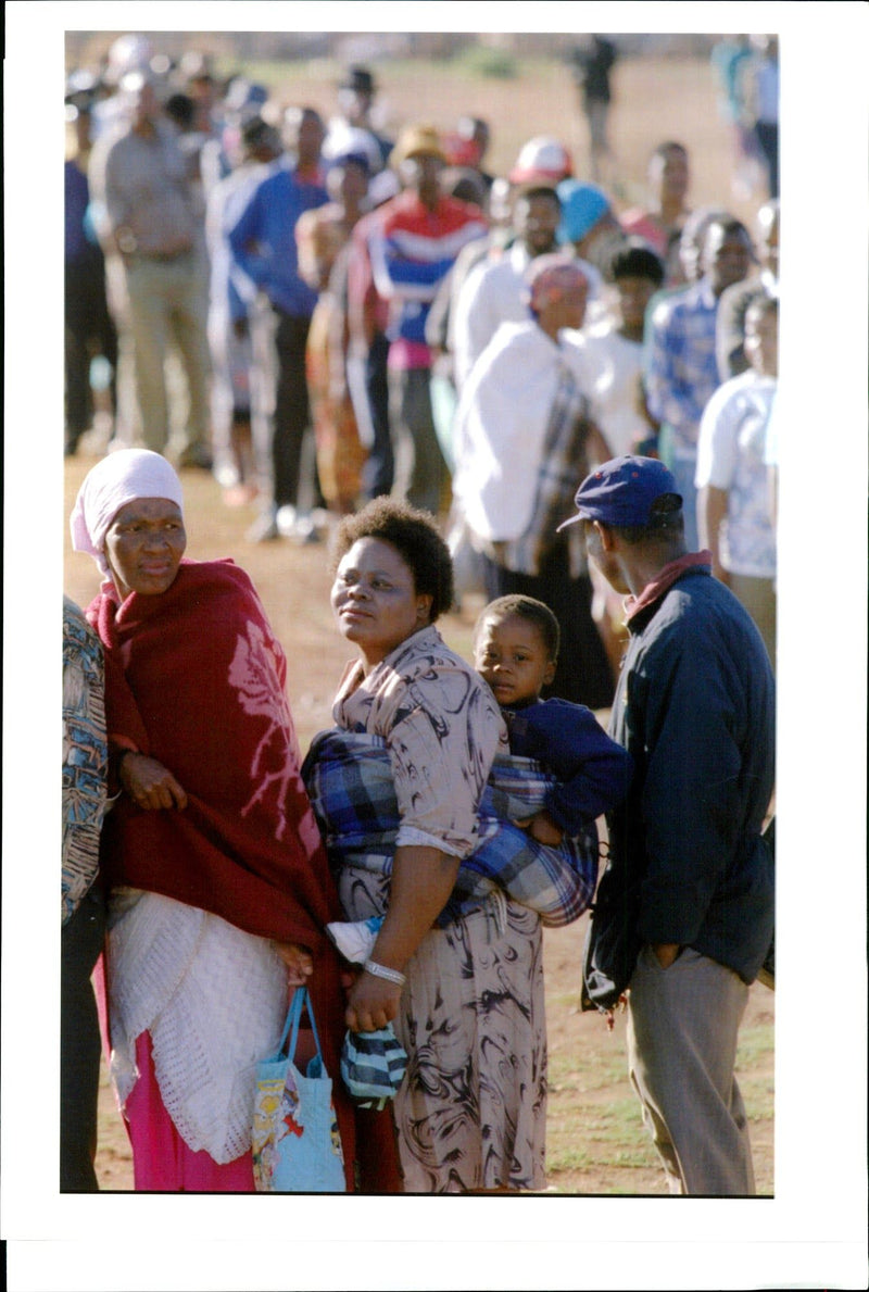 1995 SOUTH AFRICANS WENT THE POLLS CHOO ADIL BRADLOW TITLE WRITER COUNTRY - Vintage Photograph
