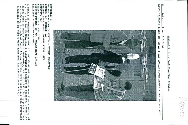 1995 VOTING PREPARATIONS ARE UNDERW SASA KRALJ ELISABETH TITLE WRITER COUNTRY - Vintage Photograph