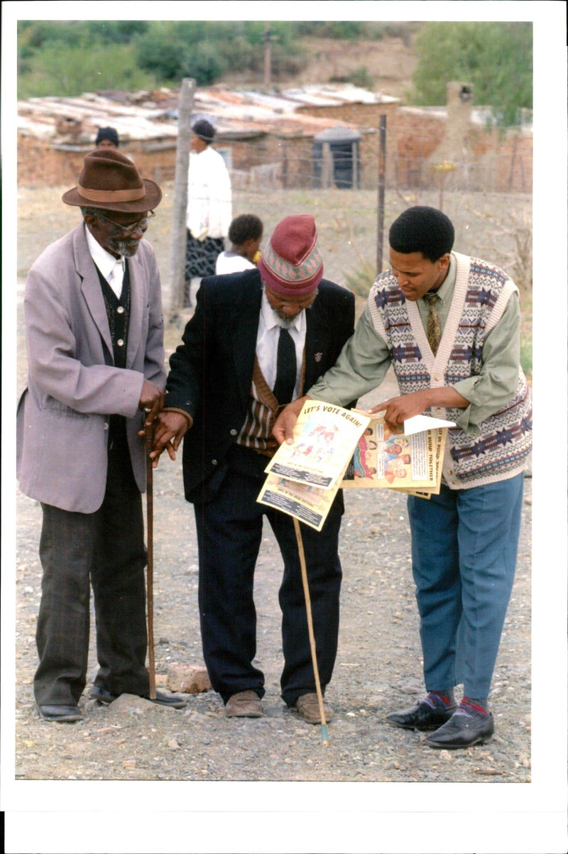 1995 VOTING PREPARATIONS ARE UNDERW SASA KRALJ ELISABETH TITLE WRITER COUNTRY - Vintage Photograph
