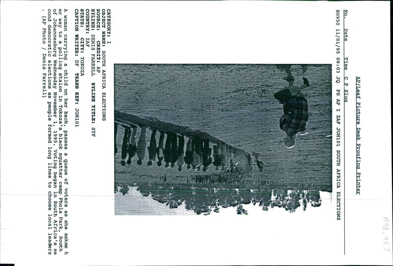 1995 VOTING BEGAN SOUTH AFRI BACH DENIS FARRELL TITLE WRITER COUNTRY BLACK - Vintage Photograph