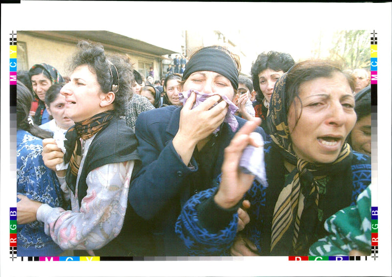 1995 SOME THREE HUNDRED PEOPLE DIEC AND UNDRED WRITER COUNTRY PRESIDENT - Vintage Photograph