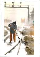 1996 ARCTIC AIR DRIVEN HIGH WINDS SWEPT THROUG ANTHONY REED TITLE USA WRITER - Vintage Photograph