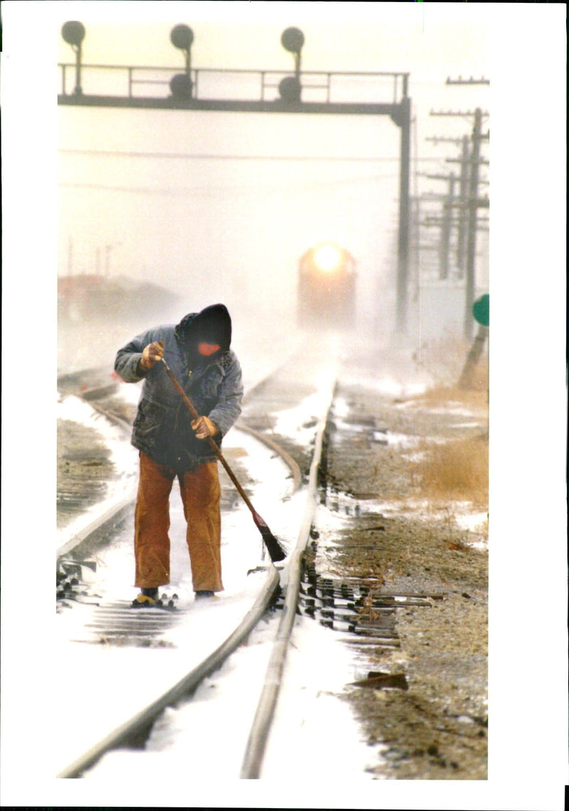 1996 ARCTIC AIR DRIVEN HIGH WINDS SWEPT THROUG ANTHONY REED TITLE USA WRITER - Vintage Photograph