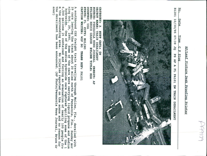 1995 SOUTHBOUND CSX FREIGHT TRAIN TRAVELING THROUGH MOLIN TITLE USA WRITER CARS - Vintage Photograph