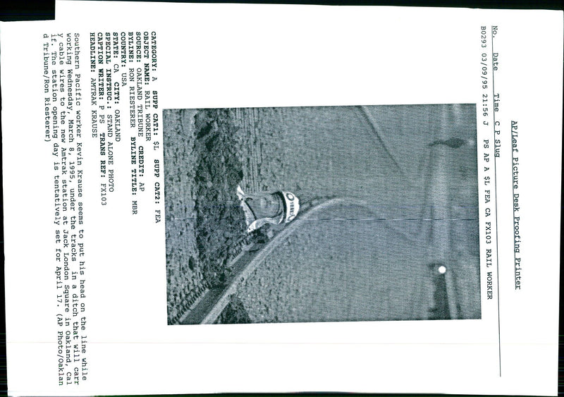 1995 THE STATION OPENING DAY TEN KEVIN KRAUSE RON TITLE USA WRITER COUNTRY - Vintage Photograph