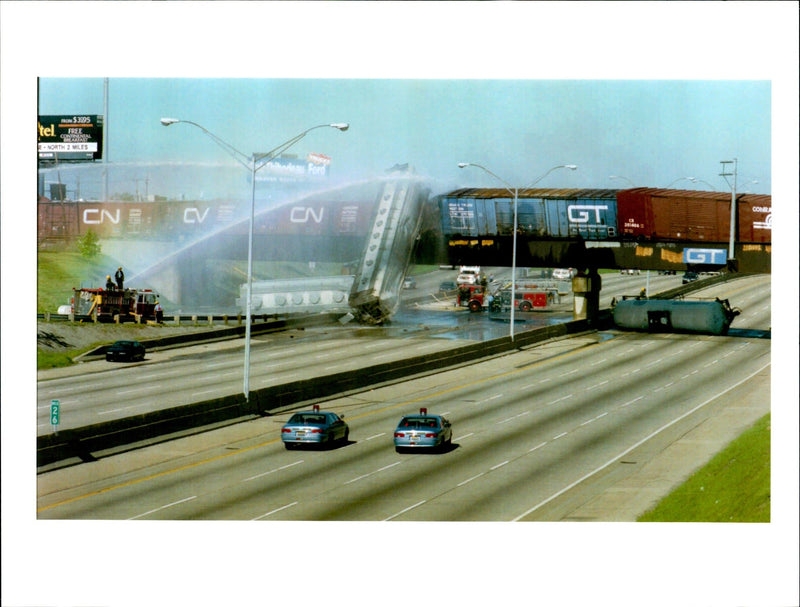 1995 CARS CAR TRAIN DERAILED OVER THE EXPRESSWAY DURING RUS TITLE USA WRITER - Vintage Photograph