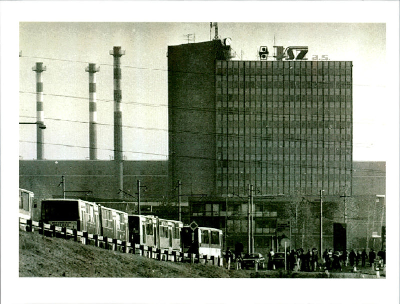 1995 GAS LEAK SLOVAKIAN STEEL MILL LEFT WHITE WRITER BLACK COUNTRY TITLE - Vintage Photograph