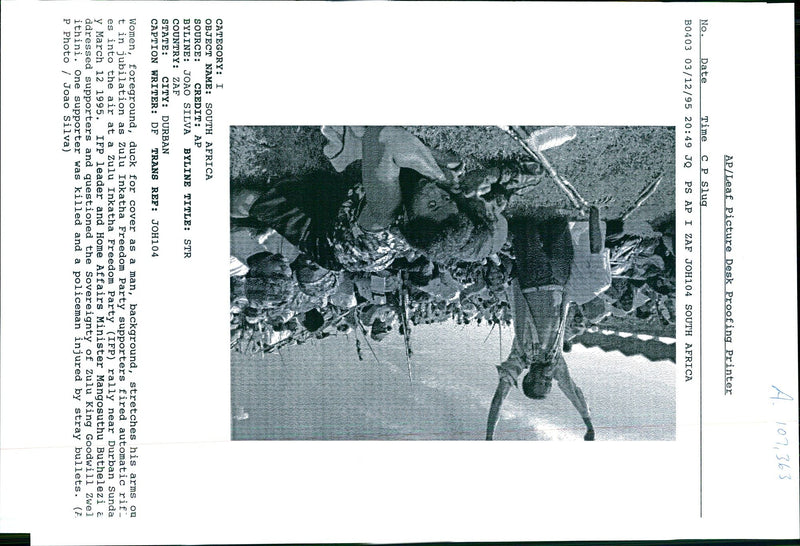 1995 ZULU INKATHA FREEDOM PARTY IFP RAL JOAO SILVA KING WRITER LEADER AIR TITLE - Vintage Photograph