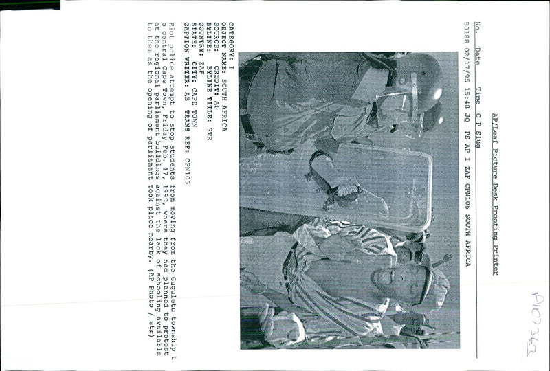 1995 RIOT POLICE ATTEMPT STOP STUDENTS FROM MOVING TITLE WRITER COUNTRY - Vintage Photograph