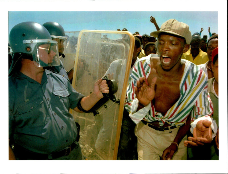 1995 RIOT POLICE ATTEMPT STOP STUDENTS FROM MOVING TITLE WRITER COUNTRY - Vintage Photograph