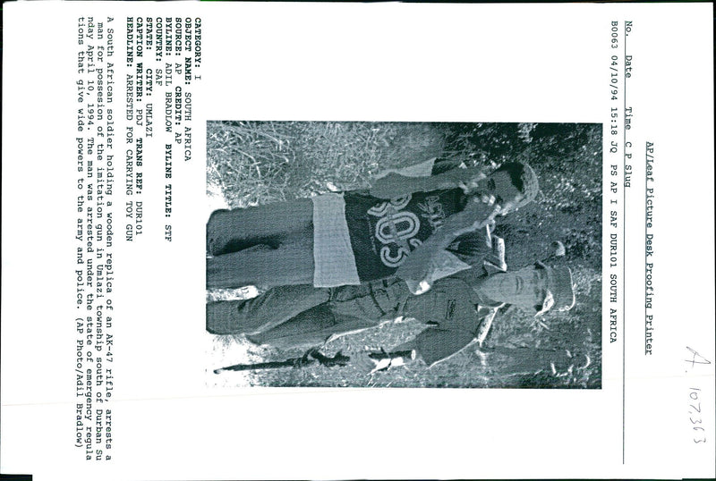 1994 THE MAN WAS ARRESTED UNDER ADIL BRADLOW POLICE WRITER COUNTRY TITLE ARMY - Vintage Photograph