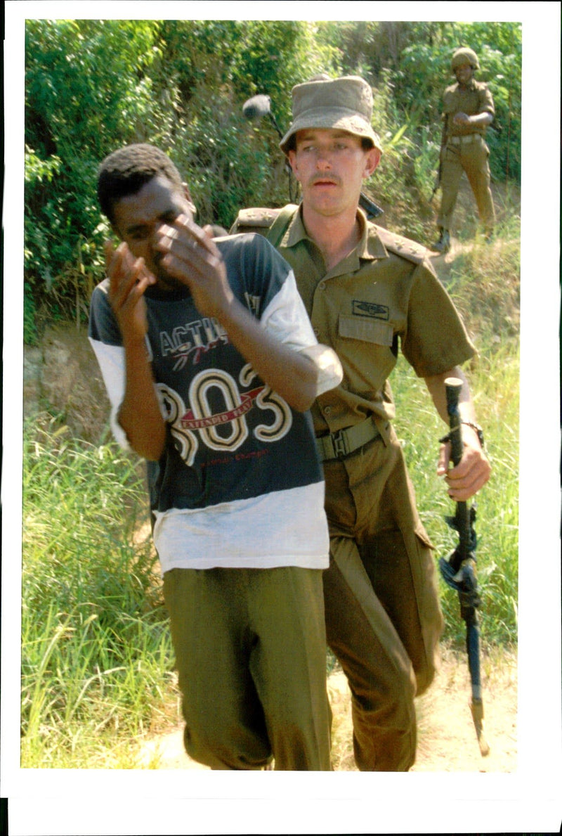 1994 THE MAN WAS ARRESTED UNDER ADIL BRADLOW POLICE WRITER COUNTRY TITLE ARMY - Vintage Photograph