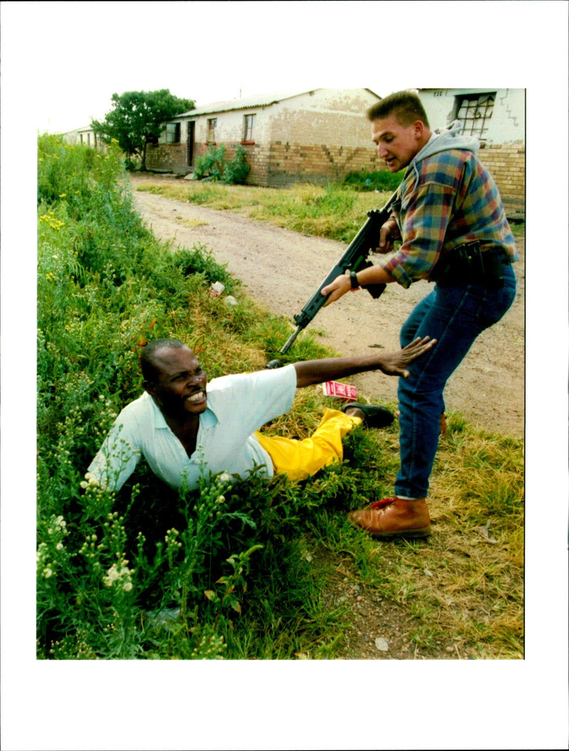 1994 TENSION BETWEEN THE ANC AND IFP NCR JOAO SILVA TITLE WRITER POLICE COUNTRY - Vintage Photograph