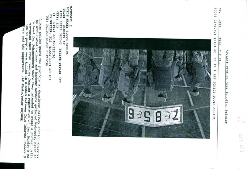 1994 LEAF PICTURE DESK PROOFING PRINTER PETER DEJONG TITLE WRITER POLICE - Vintage Photograph