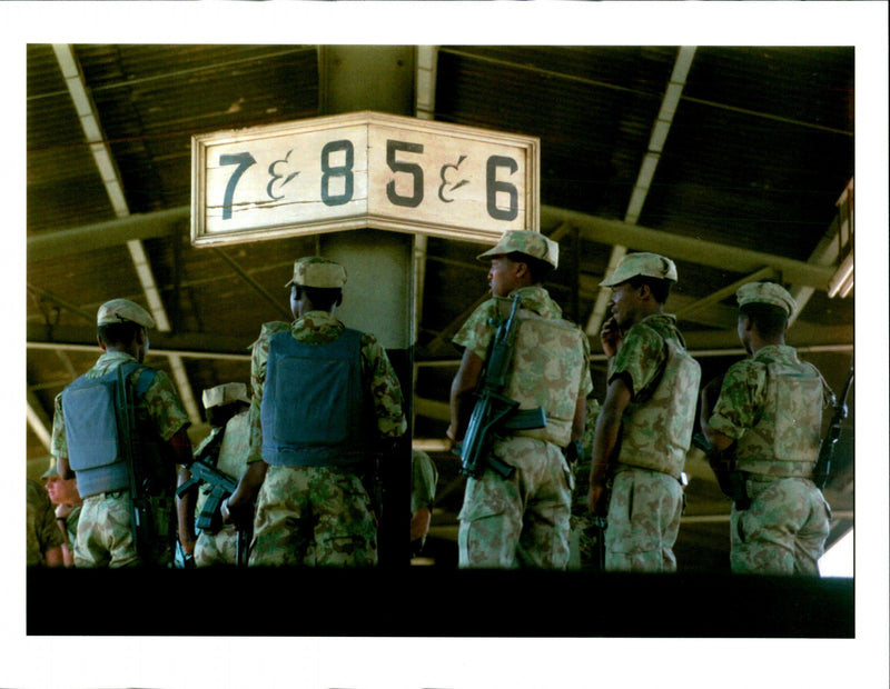 1994 LEAF PICTURE DESK PROOFING PRINTER PETER DEJONG TITLE WRITER POLICE - Vintage Photograph