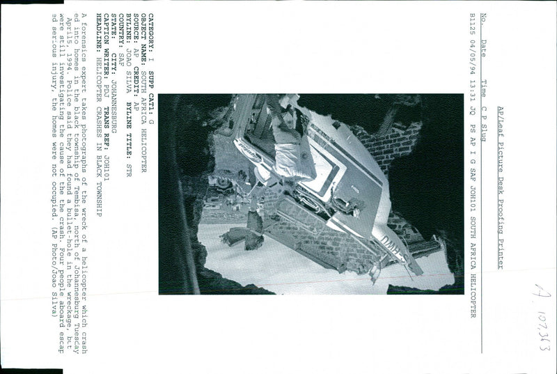 1994 POLICE SAID THEY HAD FOUND BULLET JOAO SILVA TITLE WRITER COUNTRY BLACK - Vintage Photograph