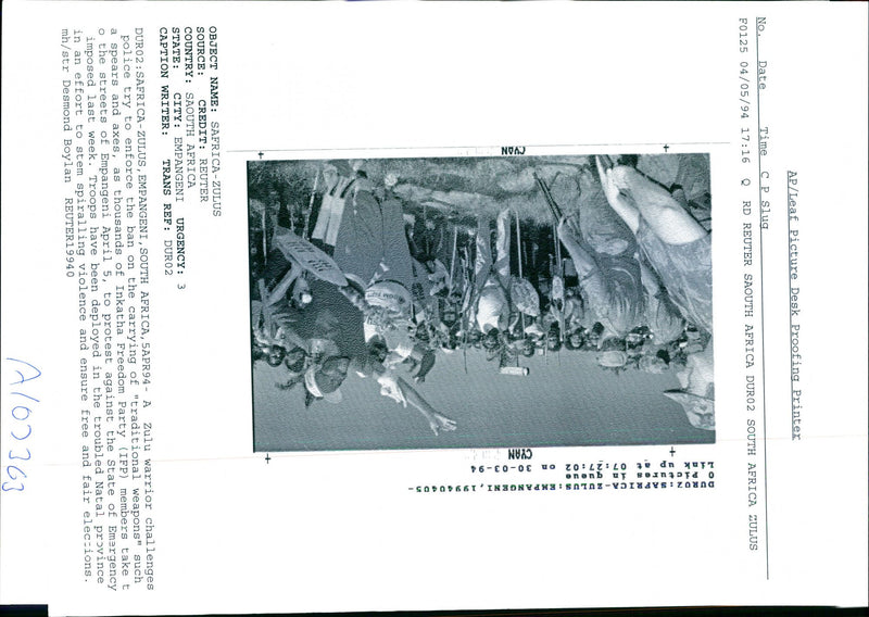 1994 THOUSANDS INKATHA FREEDOM DESMOND BOYLAN REUTER POLICE WRITER COUNTRY - Vintage Photograph