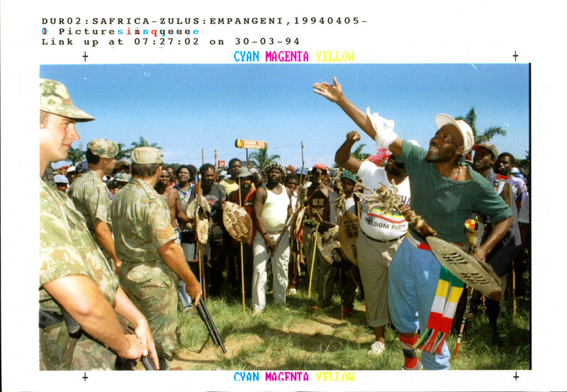 1994 THOUSANDS INKATHA FREEDOM DESMOND BOYLAN REUTER POLICE WRITER COUNTRY - Vintage Photograph