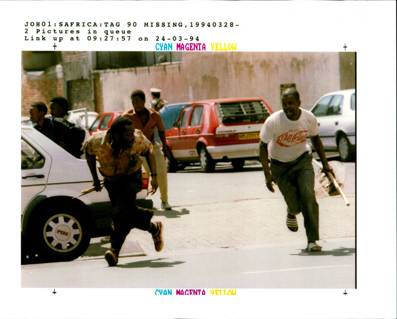 1994 ZULU MARCHERS RUN COVER SHOOT JUDA NGWENYA WRITER COUNTRY NATIONAL - Vintage Photograph