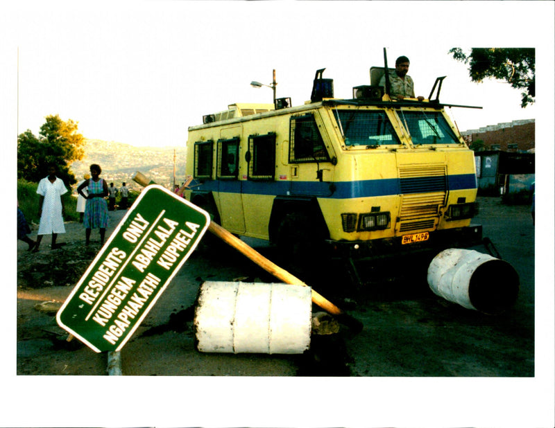 1994 SEVERAL PEOPLE DEAD AND MANY HOU ADIL BRADLOW TITLE WRITER POLICE NATIONAL - Vintage Photograph