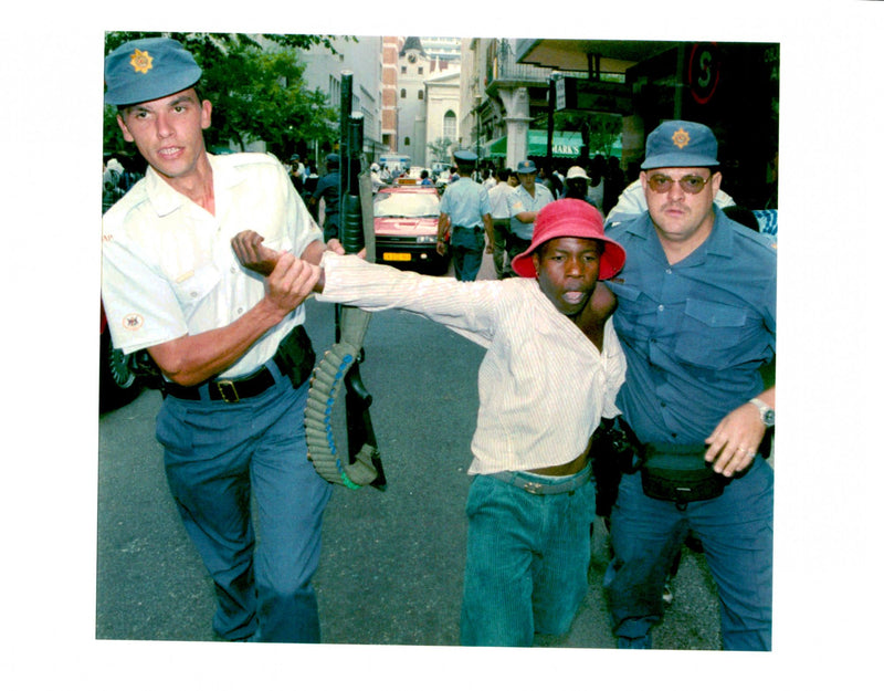 1995 STUDENTS ARE DEM ANDING IMPROVED MARTHA POLICE WRITER SECOND COUNTRY TITLE - Vintage Photograph