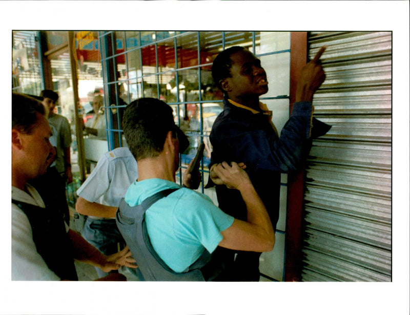1994 INCIDENT OCCURED DAY AFTER PEOPLE WERE KILLED DAVID TURNLEY WRITER PRESS - Vintage Photograph