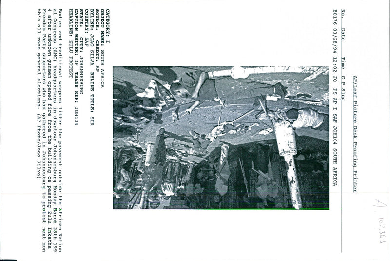 1994 UNKNOWN GUNMEN OPENED FIRE FROM THE BUILDI JOAO SILVA TITLE WRITER COUNTRY - Vintage Photograph