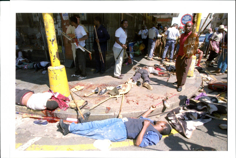 1994 UNKNOWN GUNMEN OPENED FIRE FROM THE BUILDI JOAO SILVA TITLE WRITER COUNTRY - Vintage Photograph