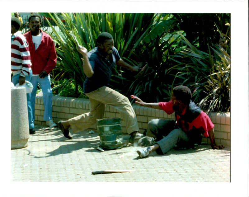 1994 NINE PEOPLE WERE SHOT DEAD OUTSID MICHAEL YASSUCOVICH TITLE WRITER COUNTRY - Vintage Photograph