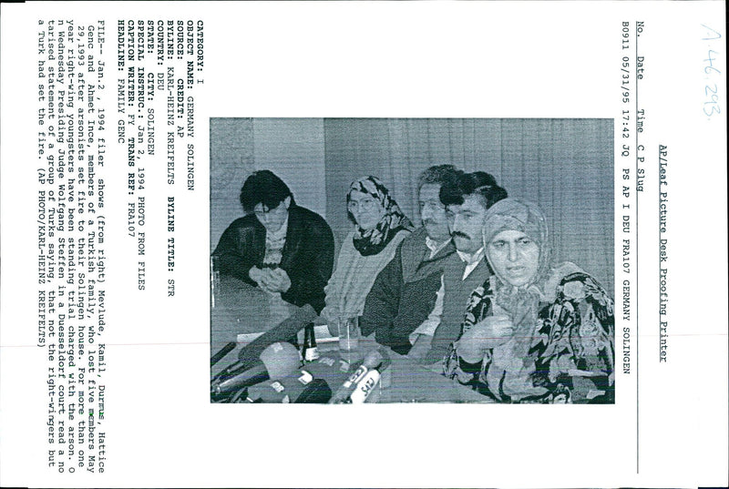1995 FIVE MEMBERS TURKISH FAMILY LOS WOLFGANG STEFFEN AHMET TITLE WRITER - Vintage Photograph