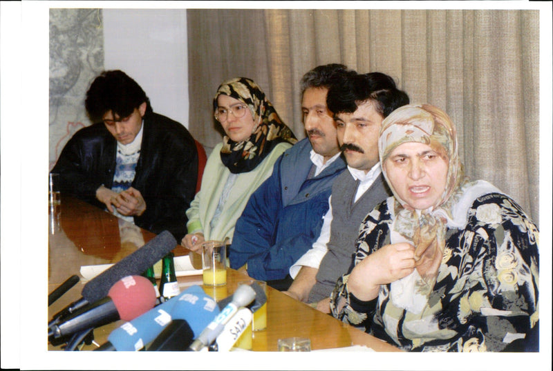 1995 FIVE MEMBERS TURKISH FAMILY LOS WOLFGANG STEFFEN AHMET TITLE WRITER - Vintage Photograph