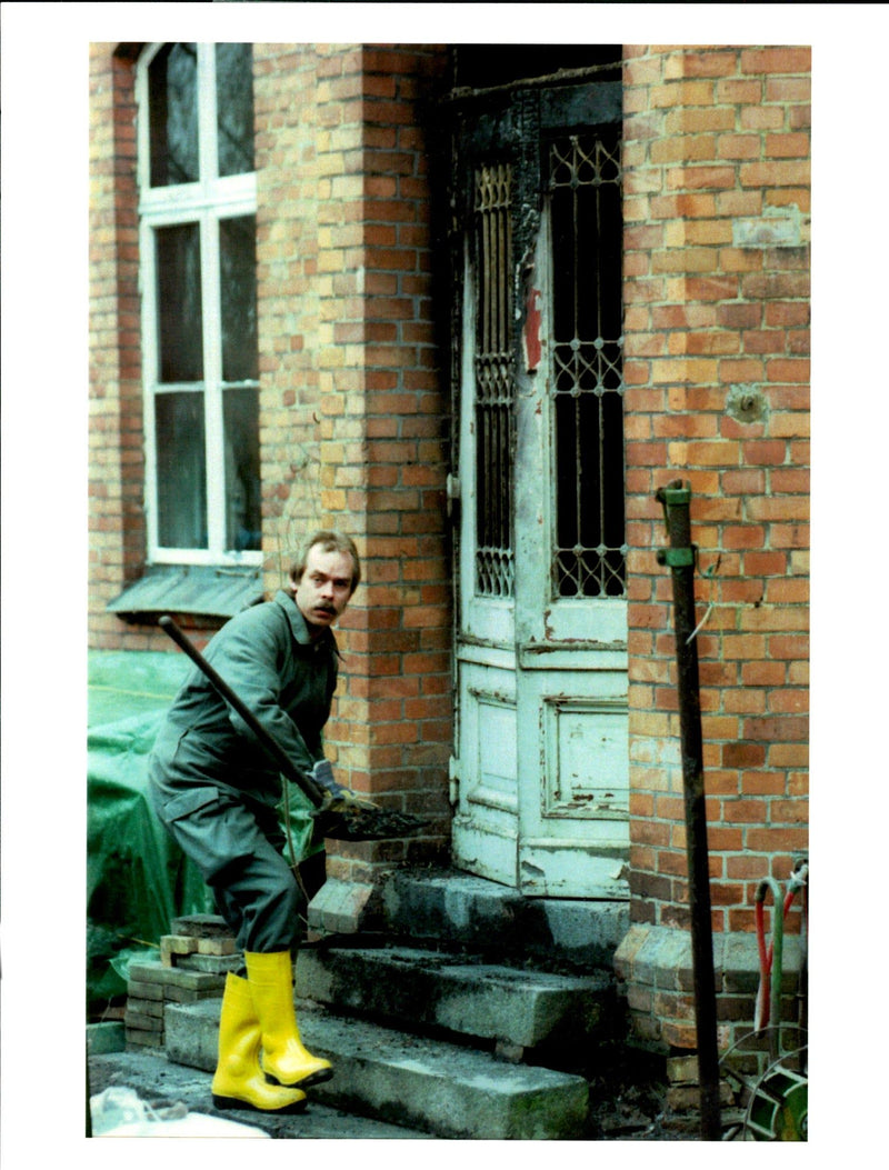 1994 SYNAG OGUE LUEBECK WAS FIREBOMBED MICHAEL PROBST TITLE WRITER EARLY - Vintage Photograph