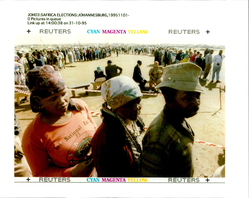 1995 SOUTH AFRICANS BEGAN FLOCKING POLL CUDA NGWENYA WRITER COUNTRY NATIONAL - Vintage Photograph