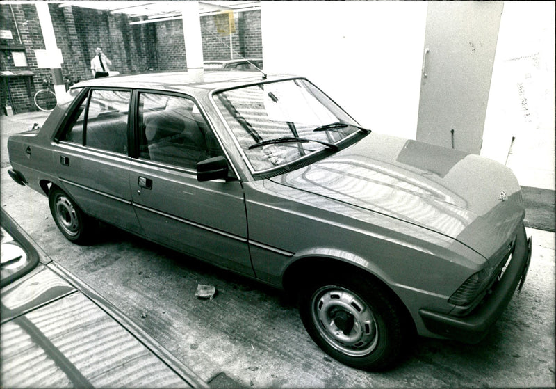 1984 THE SECOND PEUGEOT VOLVED HOSTAGES AFTER SHOOTING TIMOTHY PHILLIP - Vintage Photograph