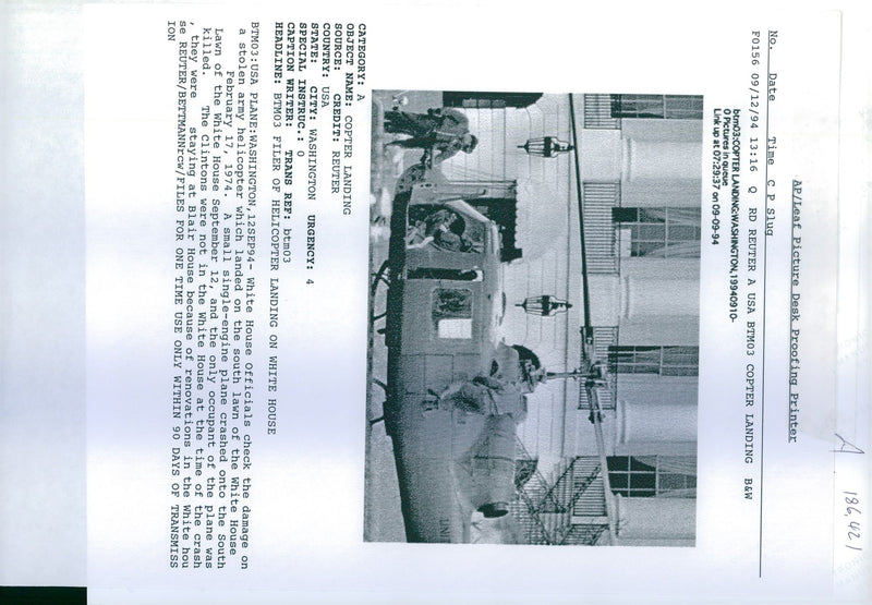 1994 SMALL SINGLE ENGINE PLANE CRASHED ONTO THE SOUTH LAWN USA WRITER ARMY - Vintage Photograph