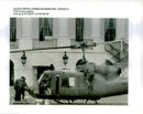 1994 SMALL SINGLE ENGINE PLANE CRASHED ONTO THE SOUTH LAWN USA WRITER ARMY - Vintage Photograph