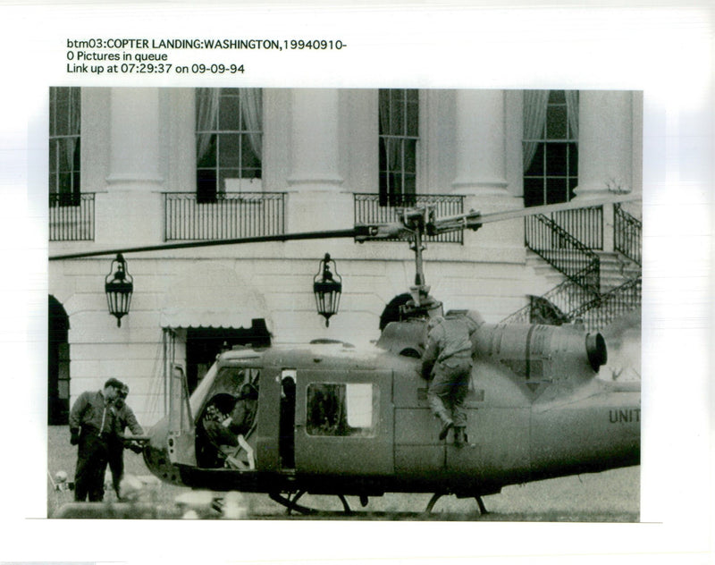 1994 SMALL SINGLE ENGINE PLANE CRASHED ONTO THE SOUTH LAWN USA WRITER ARMY - Vintage Photograph