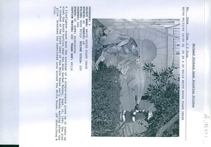 1994 PLANE CRASHED THE SOUTH LAWN WHITE HOUSE EARLY TITLE USA WRITER - Vintage Photograph