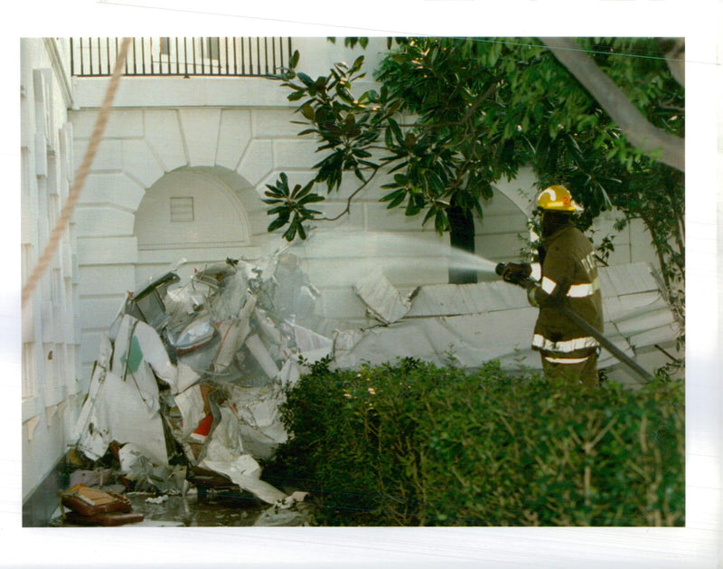 1994 PLANE CRASHED THE SOUTH LAWN WHITE HOUSE EARLY TITLE USA WRITER - Vintage Photograph
