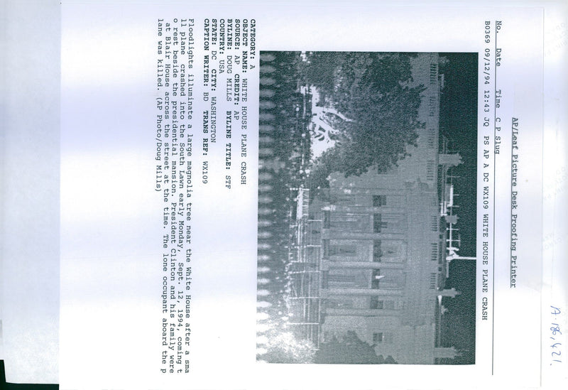 1994 PRESIDENT CLINTON AND HIS FAMILY WERE DOUG MILLS TITLE USA WRITER EARLY - Vintage Photograph