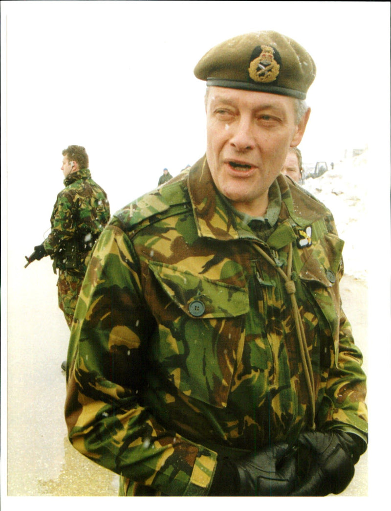 1995 THE OFFICIAL CHANGE ENRIC MARTI MICHAEL WALKER TITLE SIR WRITER BRITISH - Vintage Photograph